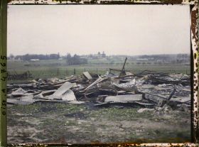 Image représentant Restes d'un grand hangar autrefois rempli de grains, le village au fond à l'arrière plan