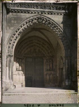 Image représentant Le portail de l'église Notre-Dame de la Couture.