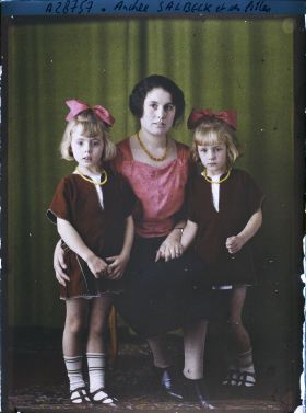 Image représentant Madame Andrée Salbeck et ses filles Jeanne et Yvonne