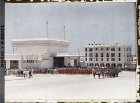 Image représentant Troupes militaires devant la gare lors du départ du sultan Moulay Youssef pour Paris