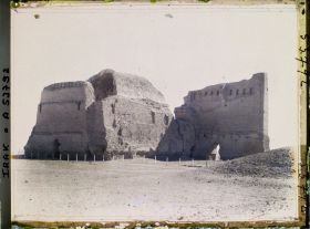 Image représentant Le Taq-I-Kisra (palais de Khosroes) vu de dos