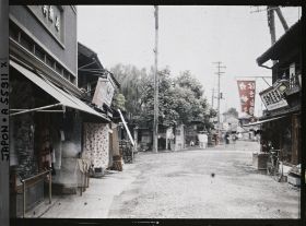 Image représentant Une rue du quartier d'Akasaka (?), au premier plan, une boutique de tissus, à droite, un marchand de chaussures