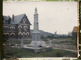 Image représentant France, Ablain St Nazaire, Monumt aux Morts, dans le fond, Epéron de Lorette et ruines de l'Eglise