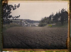 Image représentant Ile de France, Vallangoujard, Terre labourée et à l'arrière plan, le village