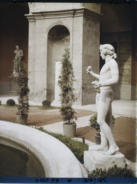 Image représentant L'Exposition Coloniale Internationale de 1931, statues dans la cour du palais de l'Italie