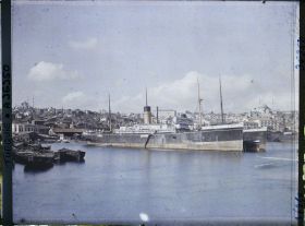 Image représentant Barques et paquebots au port, dans la Corne d'Or