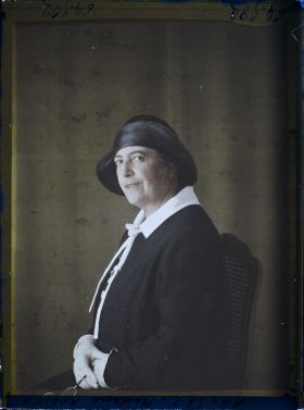 Image représentant https://musee-albert-kahn.s-museum.fr/home/NWQ2OTAwYzNmYjZlZTk1ZWQwODJmMjY4L2dlbmVyaWMtbm90aWNlLXRhYi9hdXRob3JpdHkvNjE3YTc5ZjVjZjhiODk2OGIzMzM3ZDIx/5d6900c3fb6ee95ed082f268/generic-notice-tab/authority/617a79ebcf8b8968b3337683 Madame Rodier