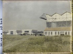 Image représentant Vue des trois hangars métalliques