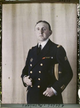 Image représentant Le capitaine de corvette  https://musee-albert-kahn.s-museum.fr/home/NWQ2OTAwYzNmYjZlZTk1ZWQwODJmMjY4L2dlbmVyaWMtbm90aWNlLXRhYi9hdXRob3JpdHkvNjE3YTc5ZjVjZjhiODk2OGIzMzM3ZDIx/5d6900c3fb6ee95ed082f268/generic-notice-tab/authority/617a79ebcf8b8968b33378ae Thierry