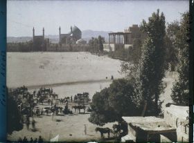 Image représentant La place Naghsh-e Jahan ou Meydan-i-Chah (place Royale), vers la mosquée du Chah au sud et le palais d'Ali Qapu à l'ouest