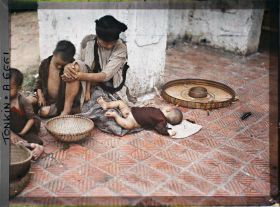 Image représentant Une mendiante et ses enfants au temple Ngoc-so'n (appelé par les Européens " Pagode des Pinceaux ")