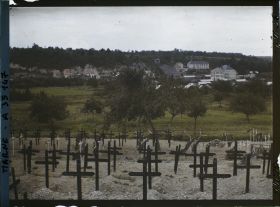 Image représentant France, Vienne le Château , Cimetière Allemand à l'est de la route de Binarville ; au fond, Vienne le Château