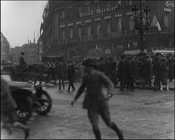 Image représentant L'avenue de l'Opéra, la place de l'Opéra, la rue de la Paix le jour de la signature de la Paix