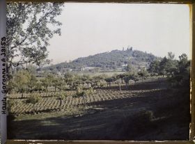 Image représentant France, Montespan (Hte Garonne), Le Village vu de l'entrée de la Grotte