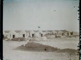 Image représentant Le village abandonné : dômes de boue séchée protégeant du vent et du soleil