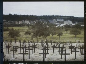 Image représentant France, Vienne le Château , Cimetière Allemand à l'est de la route de Binarville ; au fond, Vienne le Château