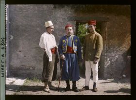 Image représentant Tirailleurs algériens posant dans la cour de l'hôpital militaire