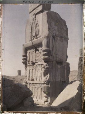 Image représentant Dans l'embrasure de la porte orientale du Tripylon, bas-relief représentant le roi Darius sur son trône sous le symbole ailé d'Ahura Mazda, soutenu par les 28 nations vassales