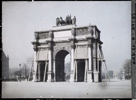Image représentant L'Arc de Triomphe du Carrousel protégé contre les bombardements