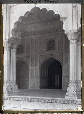 Image représentant Vue vers l'intérieur de la salle des audiences privées (Diwan-i-Khas) dans le fort Rouge (Lal Qila)