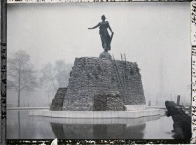 Image représentant Le Triomphe de la République place de la Nation protégé contre les bombardements