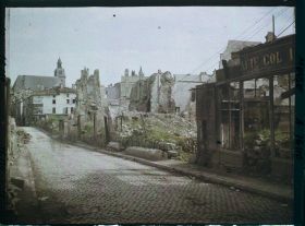 Image représentant France, Verdun, La Rue Mazel, au fond la Chapelle du Collège