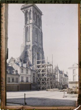 Image représentant Les échaffaudages de la tour Charlemagne après son effondrement partiel, vue de la rue des Bons Enfants