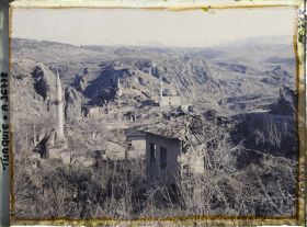 Image représentant Vers le minaret du sultan Osman (?) (à gauche) et l'Orkhan Camii (mosquée à coupole du XVe s., à droite)