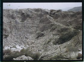 Image représentant France, Les Eparges, Sur la Crête des Eparges. Un entonnoir produit par l'explosion d'une mine (n°1)