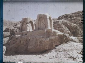 Image représentant Aménagements funéraires (autels du feu ? ostothèques ?) pour le culte d'Ahura Mazda, dominant le Kuh-e Hussein