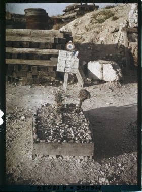 Image représentant France, Fort de Vaux, Tombe renfermant les restes de six soldats Français dans le Fort de Vaux