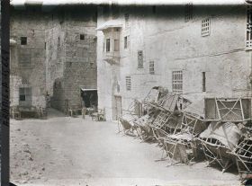Image représentant Selles de chameaux amoncelées contre le mur d'une habitation