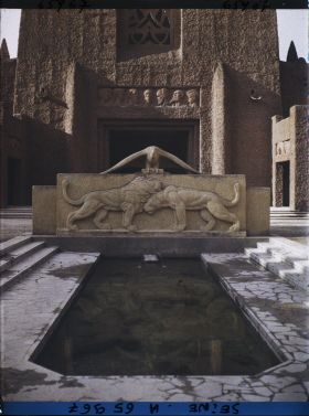 Image représentant L'Exposition Coloniale Internationale de 1931, la Fontaine des lions dans la cour du palais de l'A.O.F.