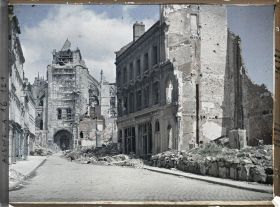 Image représentant France, St Quentin, L'Eglise St Quentin et la rue St André prises de la Place de l'Hotel de Ville