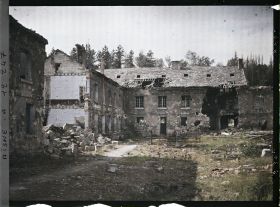 Image représentant Cour de la Verrerie de Vauxrot, hameau proche de Soissons