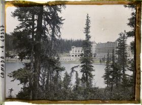 Image représentant Canada, Lac Louise, Le Chateau Lac Louise à travers les arbres