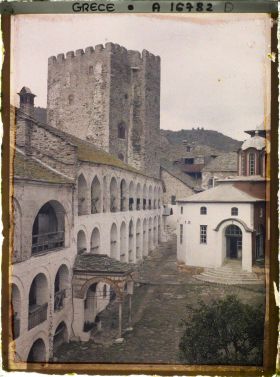 Image représentant Mont Athos, Pantokrator, Une vue sur la Cour et la Tour du Monastère