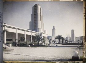 Image représentant L'Exposition Coloniale Internationale de 1931, la Cité des Informations, vue prise en direction de l'entrée de l'exposition