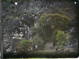 Image représentant L'entrée de la grotte principale des Rochers de Ky-lu'a, abritant un sanctuaire rupestre dédié au culte bouddhique