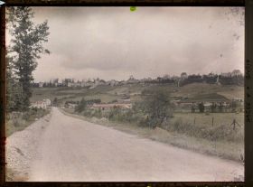 Image représentant France, Coucy le Château, Le Château, vue prise de la route