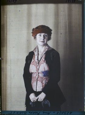Image représentant https://musee-albert-kahn.s-museum.fr/home/NWQ2OTAwYzNmYjZlZTk1ZWQwODJmMjY4L2dlbmVyaWMtbm90aWNlLXRhYi9hdXRob3JpdHkvNjE3YTc5ZjVjZjhiODk2OGIzMzM3ZDIx/5d6900c3fb6ee95ed082f268/generic-notice-tab/authority/617a79ebcf8b8968b3337b78 Madame Pierre Bonnet