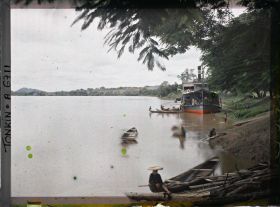 Image représentant Des sampans et des maisons flottantes au bord de la rivière Claire