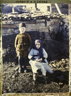 Image représentant Deux orphelins, un garçonnet et une fillette, pris en charge par le "croissant rouge"