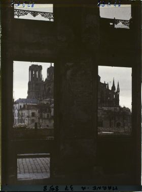 Image représentant France, Reims, Effet du soir vers la Cathédrale