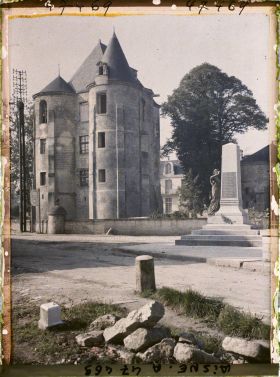 Image représentant France, Vic s/ Aisne, Le Château et Monumt aux Morts