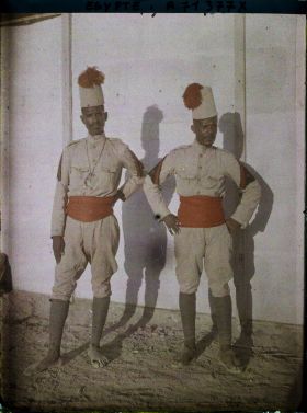 Image représentant Deux soldats érythréens membres de l'armée coloniale italienne