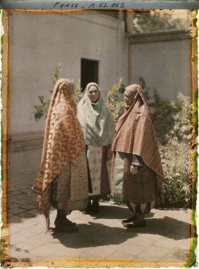 Image représentant Femmes guèbres en costume (traditionnels de profil, moderne de face)