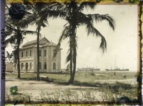 Image représentant Bureaux du port et bateaux arrivant sur le wharf