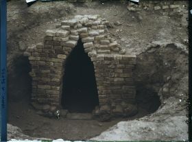 Image représentant Entrée -par un escalier- d'un caveau voûté en encorbellement