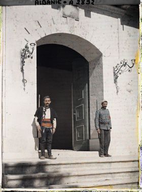 Image représentant Devant le palais du gouvernement de Durrës